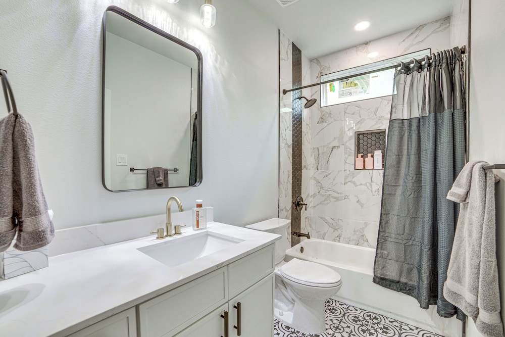 3 Mi to Dtwn Dallas: Pet-friendly Retreat w/ Yard