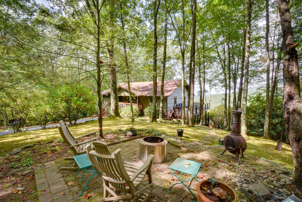 Highlands Haven: Fireplace, Deck & Mountain Views! view 2