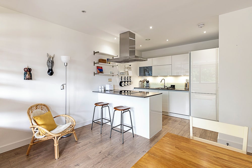 Well-connected, Cosy and Bright Modern Flat