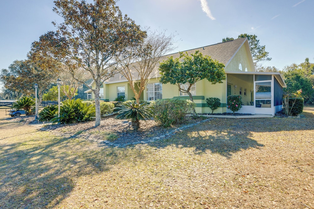 Nature Coast Farmhouse w/ Screened-in Porch!