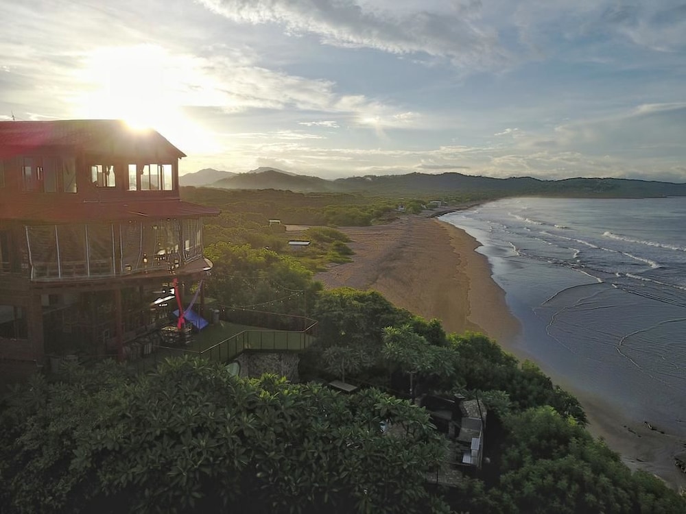 Magnific Rock - Surf Resort & Yoga Retreat Nicaragua - Hostel