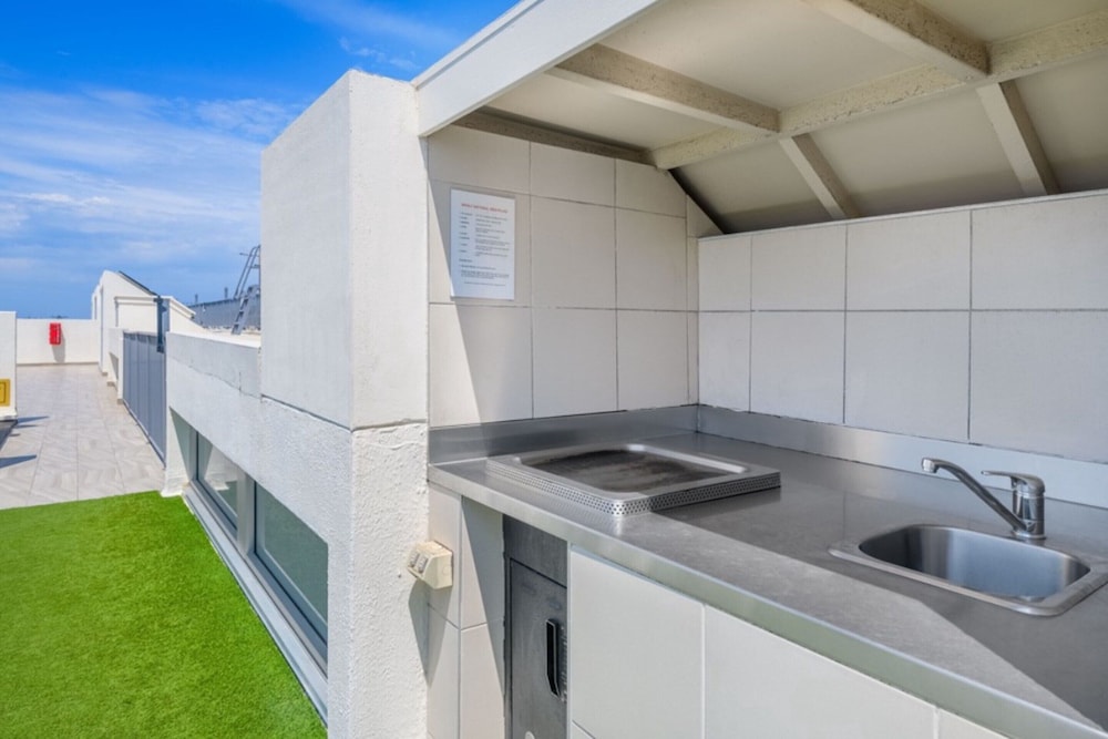 Apartment With Pool Access, a Minute to the Beach