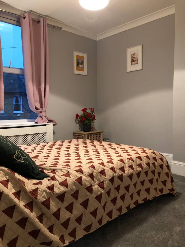 Double bedroom near Heathrow view 5