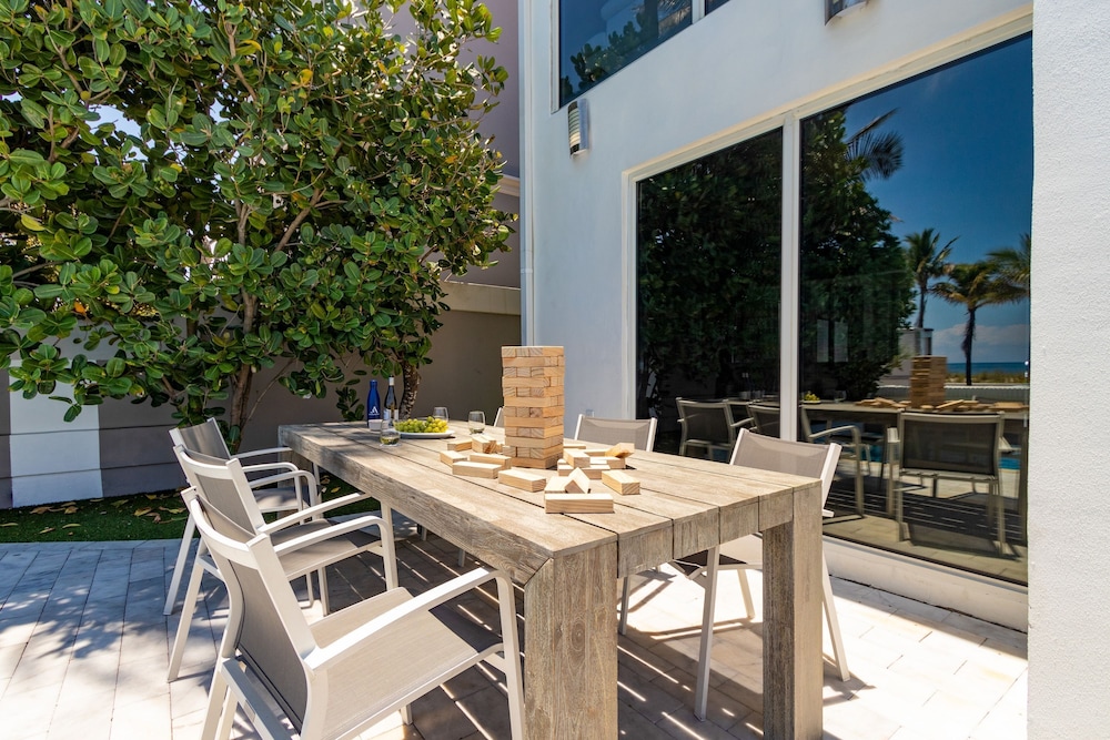 Sea Breeze by Avantstay Across From Fort Lauderdale Beach Pool Out Door Dining Fire pit