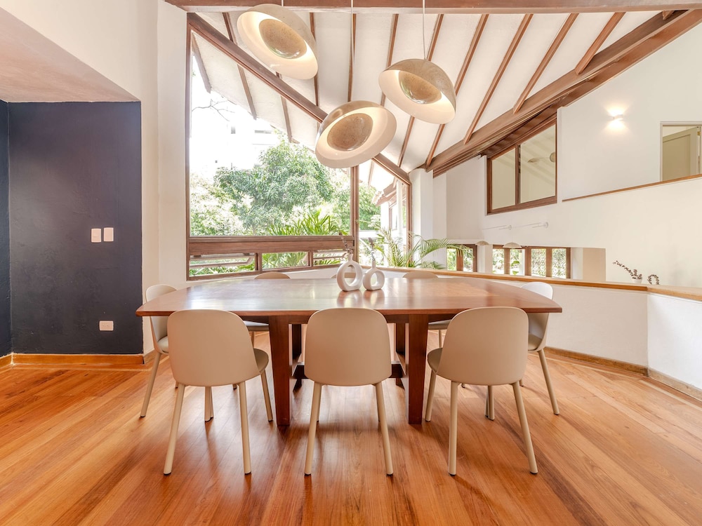 w Incredible 5BR House w Jacuzzi in El Poblado