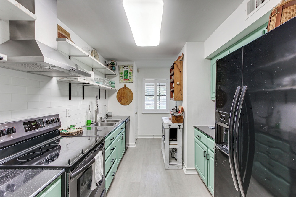 Inviting Home w/ Golf Course View in Diamondhead!