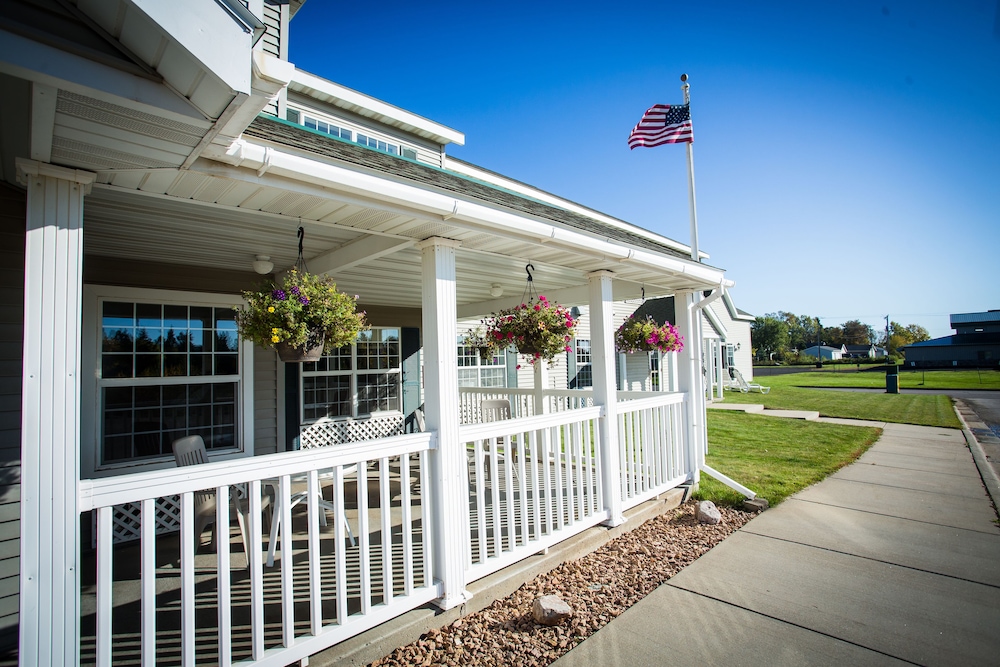 Chisholm Inn & Suites