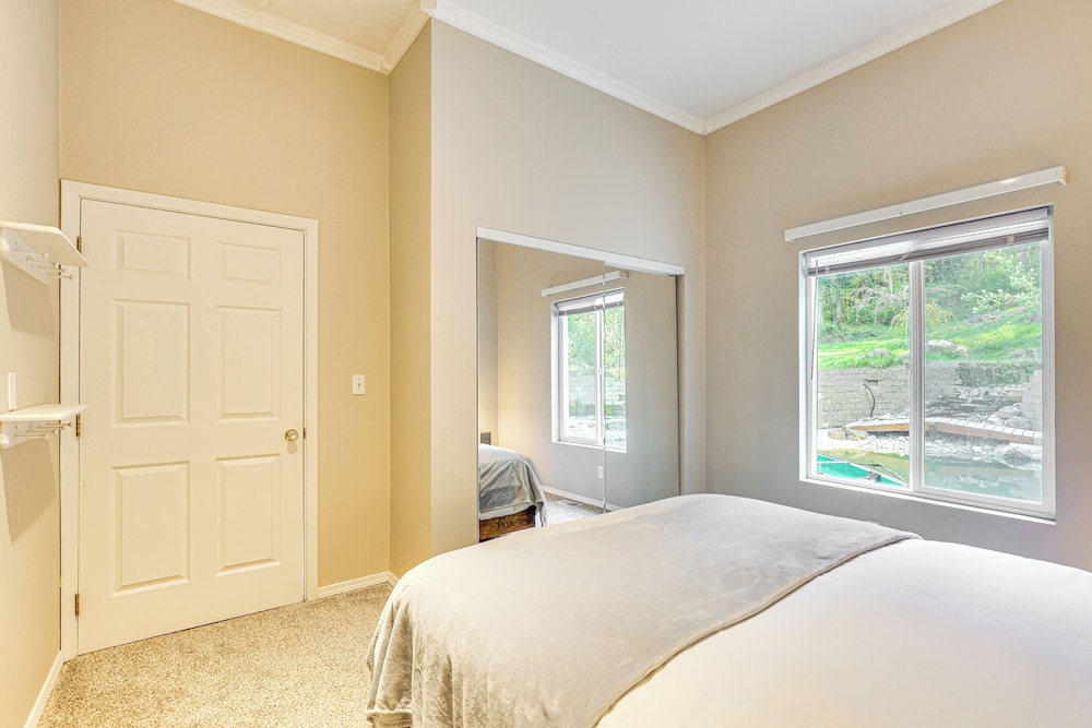 Hike & Explore: Guest Suite w/ Deck in Issaquah