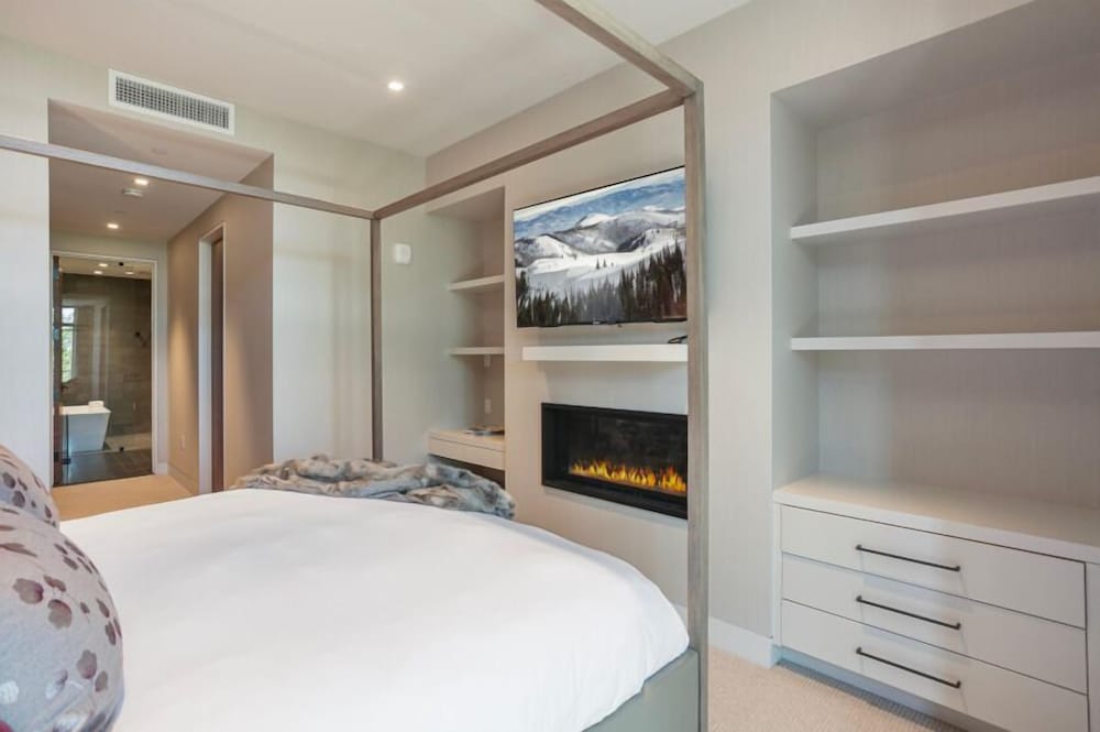 203 - Three Bedroom Deluxe One Empire Pass 3 Condo