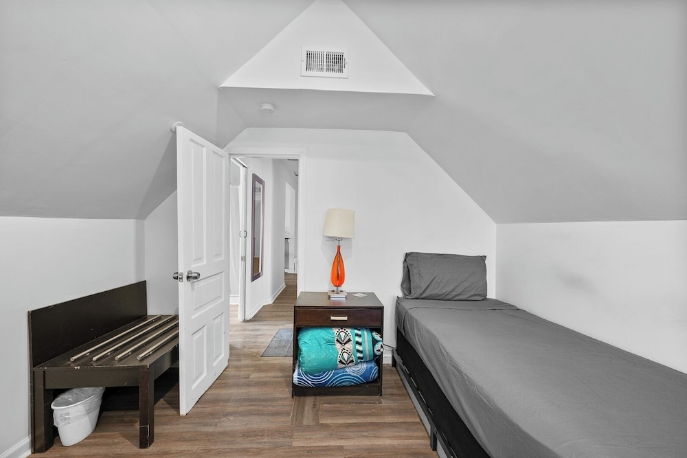 Detroit Getaway: 2-bedroom Apartment for 7 & Wifi
