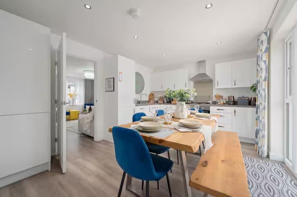 Stylish House in Perth-hot Tub-garden-sleeps 6