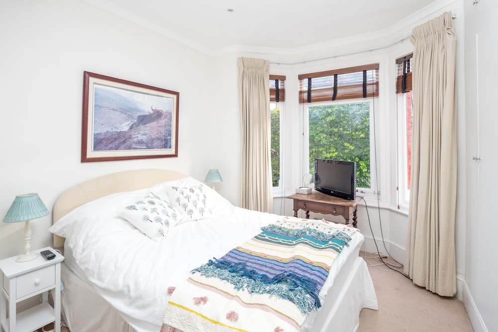 JOIVY Homely 2 Bed Riverside Flat with Patio in Hammersmith