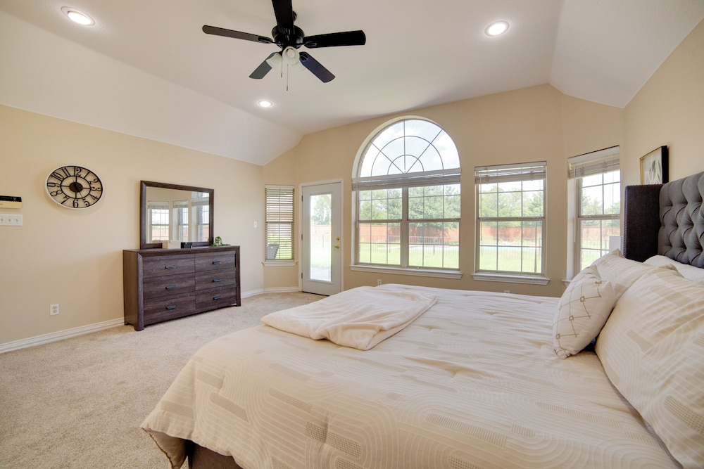 Game Room & Bar: Secluded Getaway in Farmersville