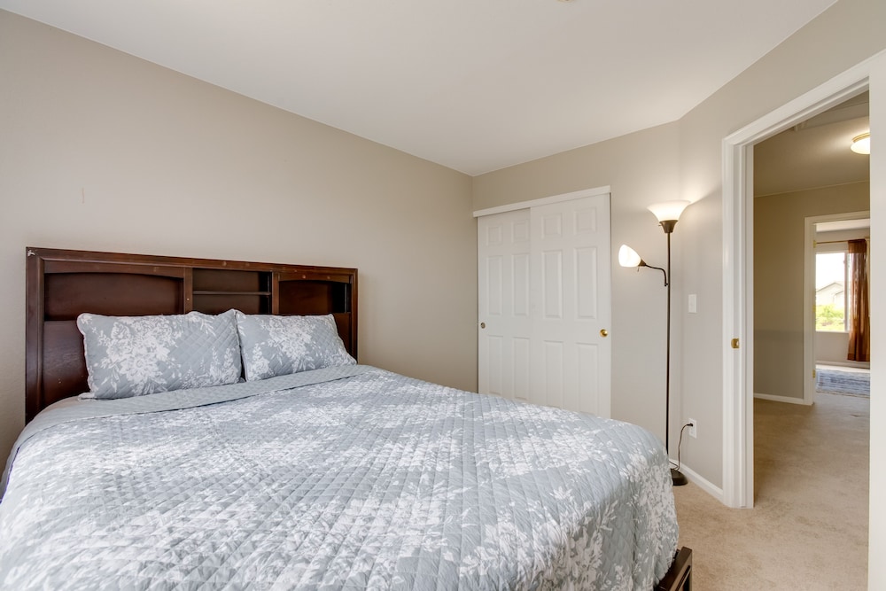 Spacious Aurora Home: 20 Mi to Downtown Denver!