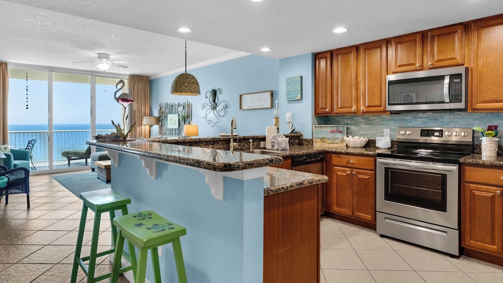 2BR Gulf Front Condo w/ Pool, Gym, Hot Tub + Free Attraction Tickets!