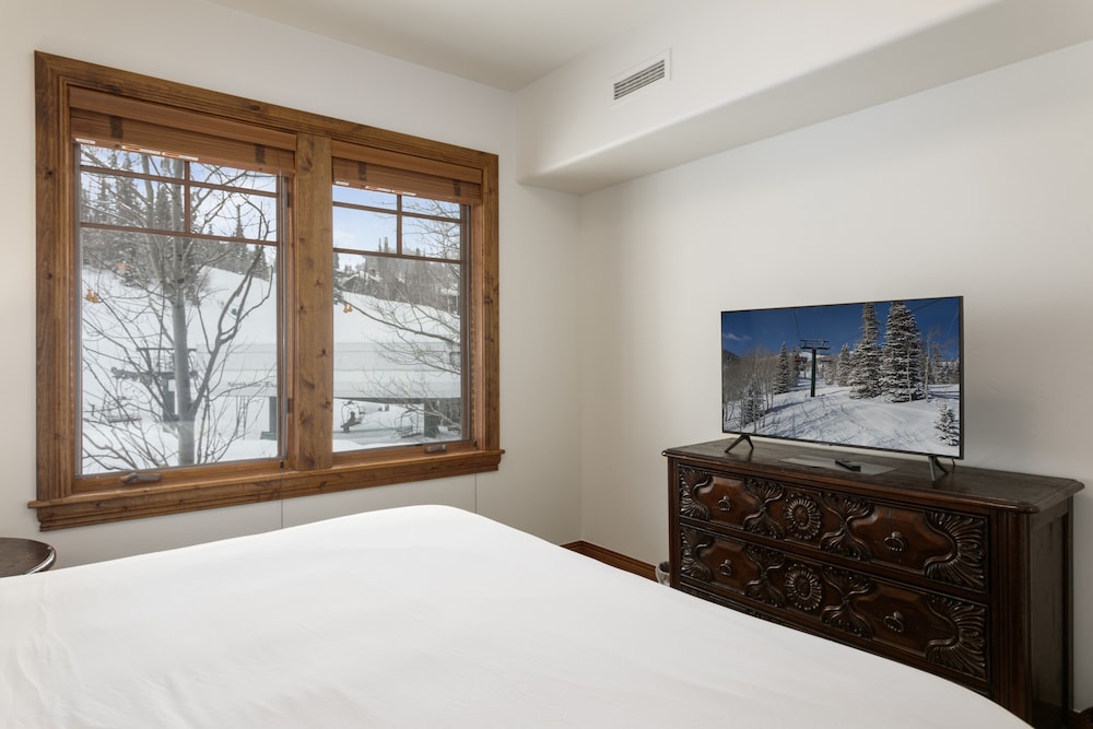 Grand Lodge - Four Bedroom #405 - Ski-in/ski-out 4 Condo