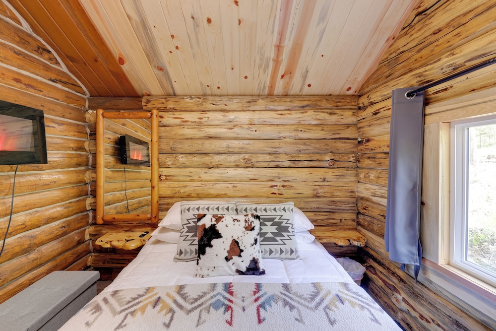 Mcgregor Lake Access: Cabin in Wooded Wilderness