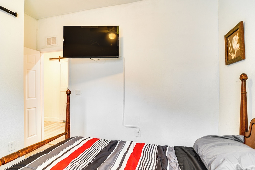 Close to Attractions: Tampa Retreat w/ Yard!