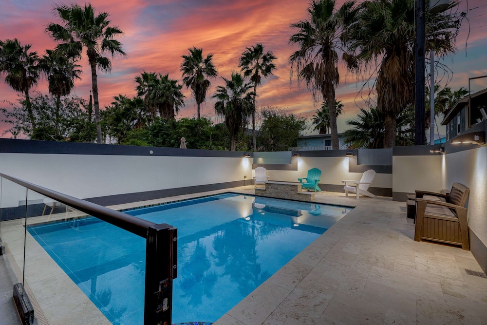 Immaculate Townhouse w Pool Balcony South Padre