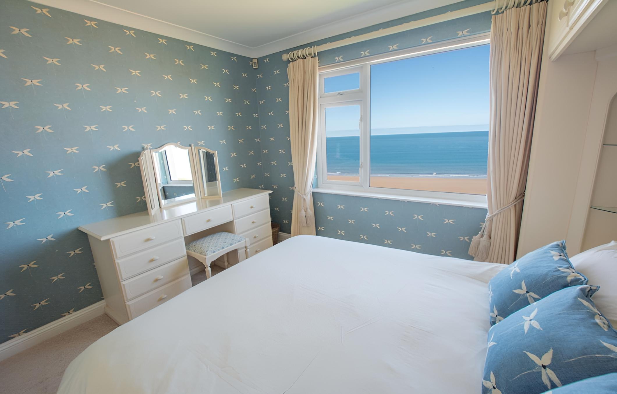 Clifton Court Apt 20 With Heated Pool view 2