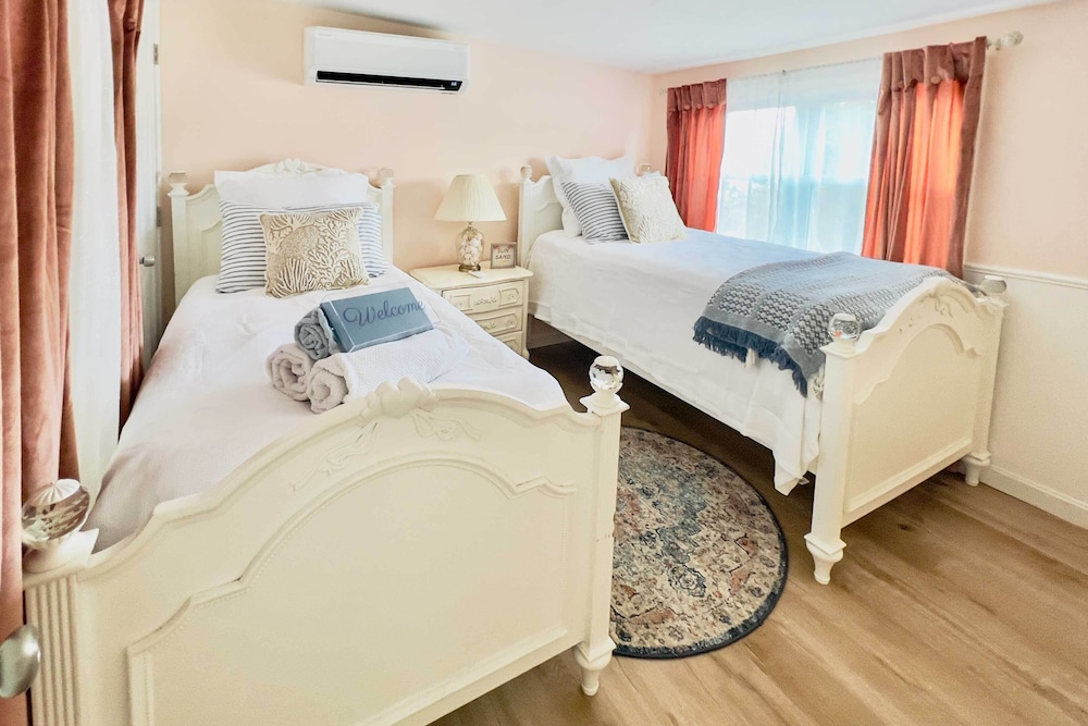 Beautiful Portsmouth Cottage By the Sea w/ Jacuzzi