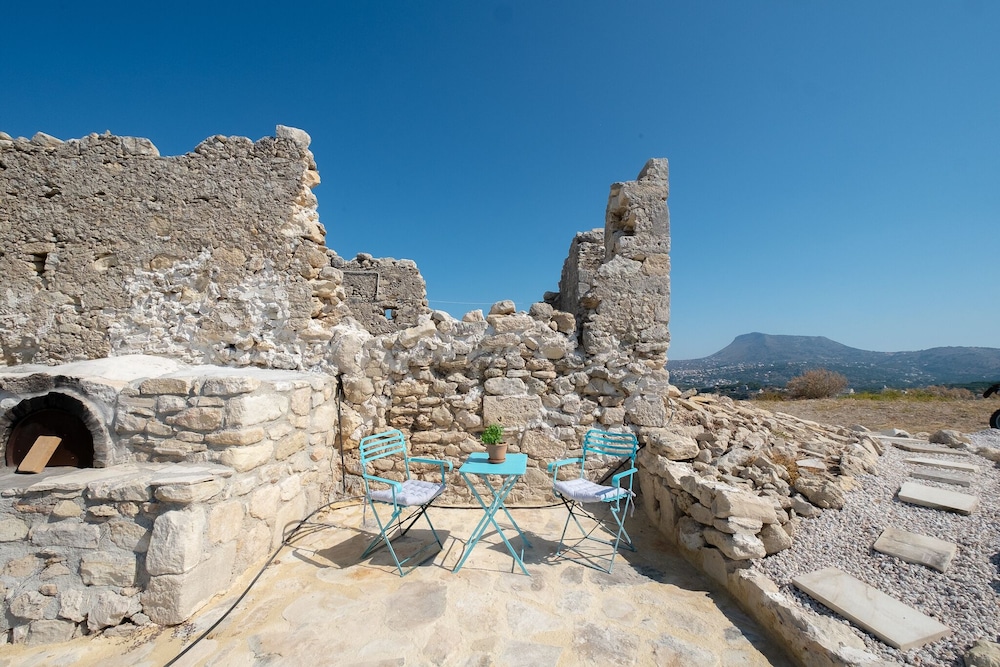 Karavos View - A Unique Artists' Hideaway Paradise view 3