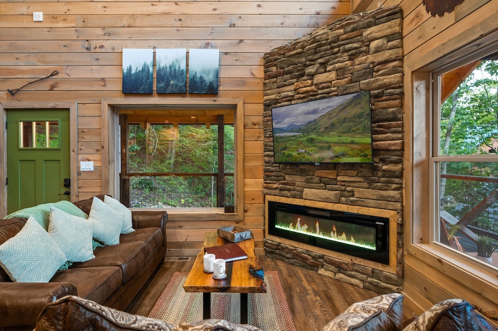 Goodness Gracious 3 Bedroom Cabin by RedAwning - Property Image 28
