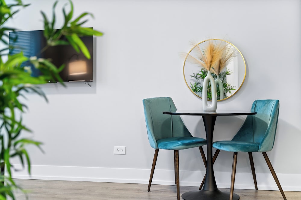 Stylish 1BR in Lakeview - Brompton 1 rep