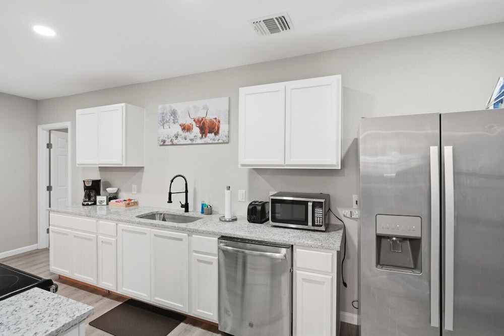 Spacious 4BR Gem Family-friendly Near Downtown