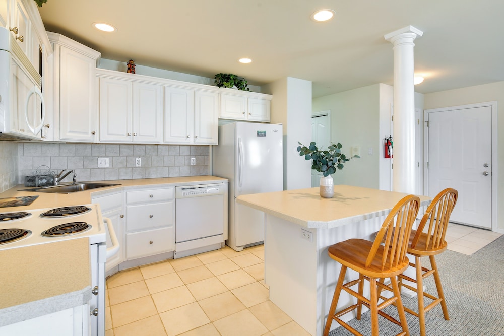 Walk to Beach: Wildwood Apt w/ Balcony!