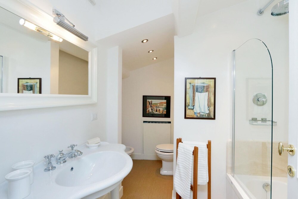 La Camelia an Elegant and Extravagant 2 Bedroom Apartment