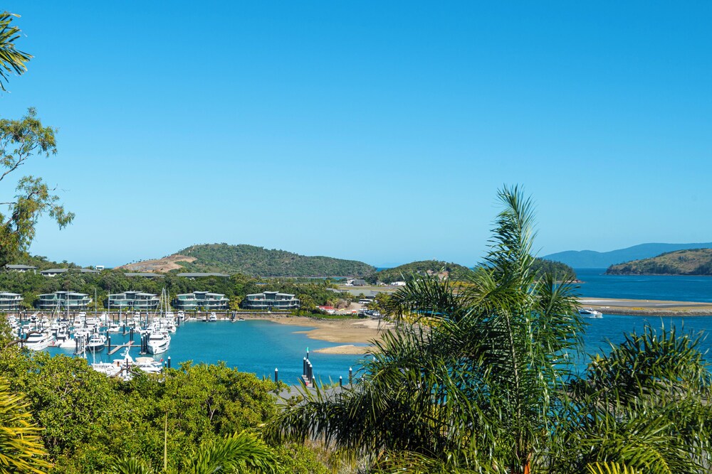 Casuarina Cove 16 Ocean View Deluxe Refurbished 3 Bedroom House Near Marina With Golf Buggy