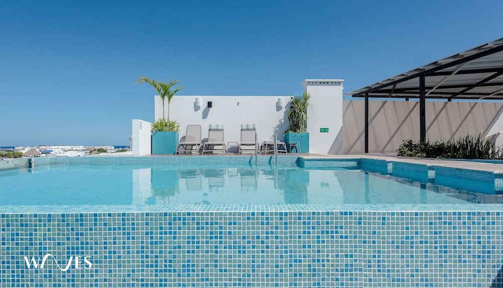 Pool View 1 Br Steps Away From the Beach