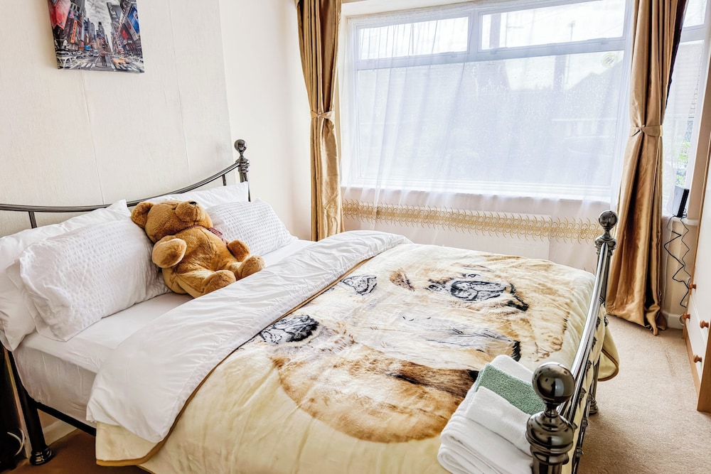 3 Bed - Sleeps 4 - Free Parking - Private Garden