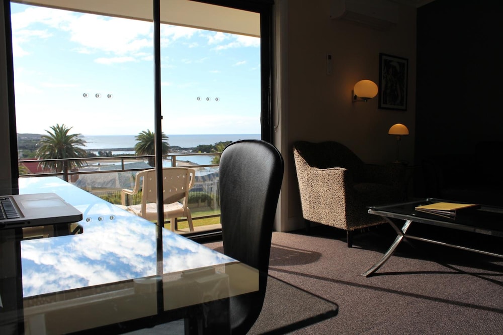 Whale Motor Inn and Restaurant