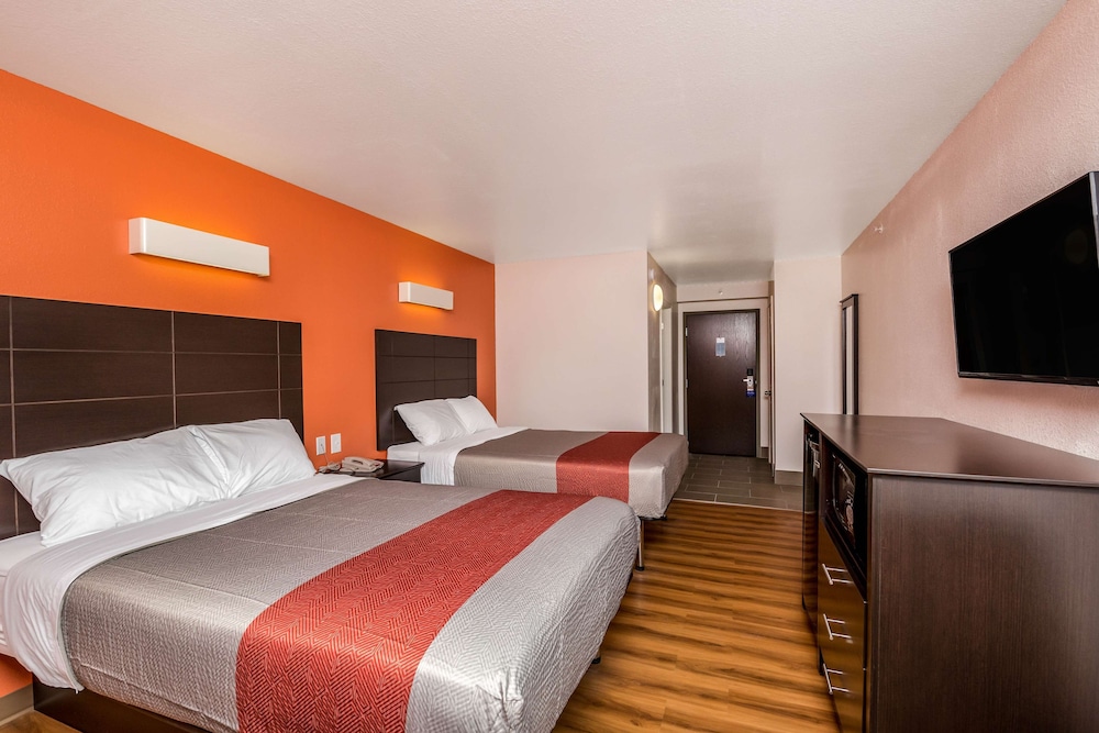 Motel 6 Peoria, IL