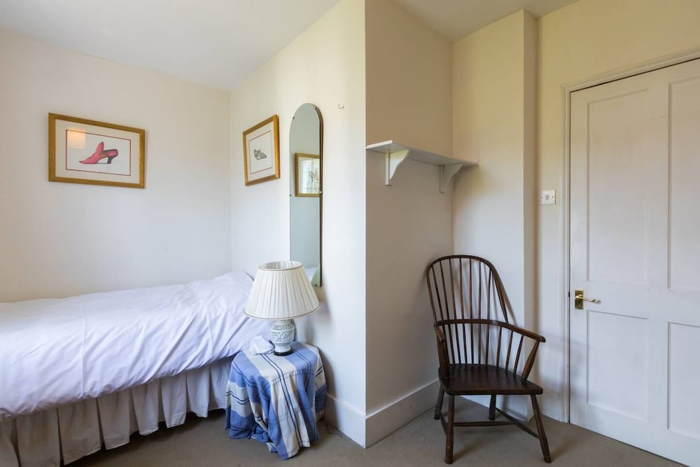Traditional 5 Bed Family Home Near theTube