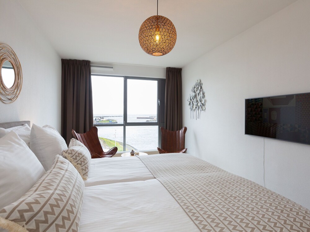 Spacious Apartment in Den Haag near Sea Beach