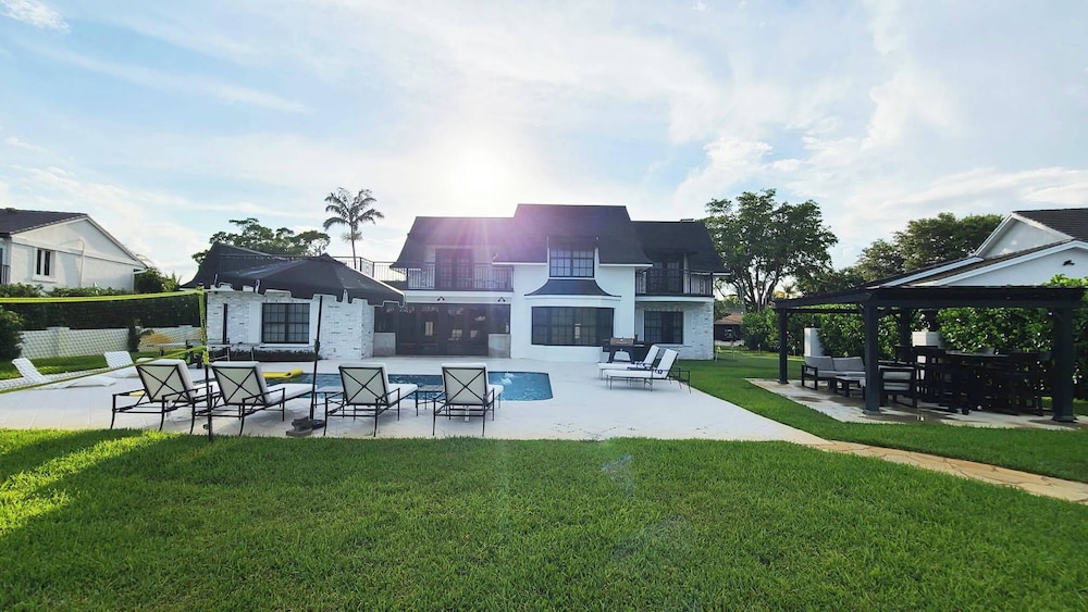 New 5 Bedroom Modern Villa on Golf Course