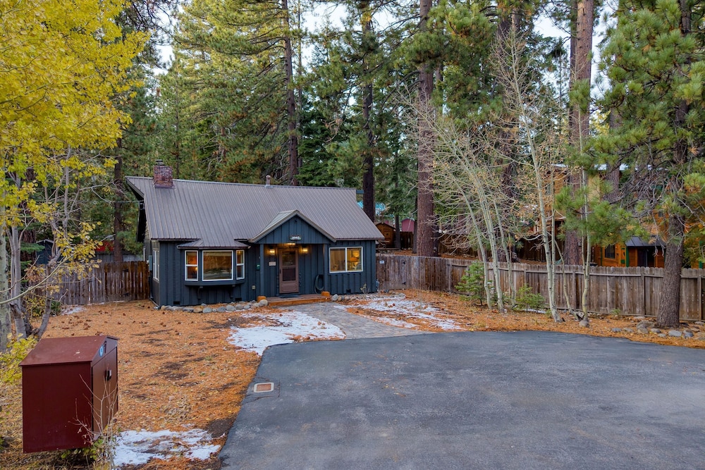 Westlake Cabin by Avantstay Hot Tub Near Skiing Walk to Restaurants Lake