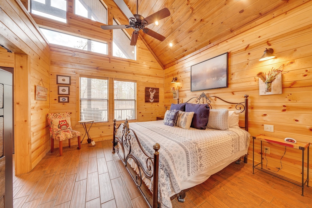 Hot Tub + Fire Pit: Broken Bow 'honeymoon Cabin'