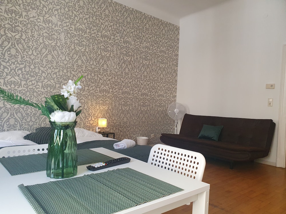 Modern 2BR Apartment Near Rennweg