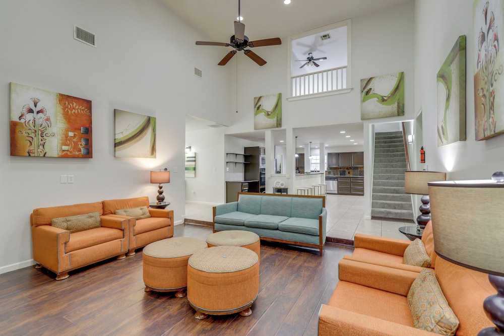 Pool Table & Patio w/ Bar: Spacious Houston Gem!
