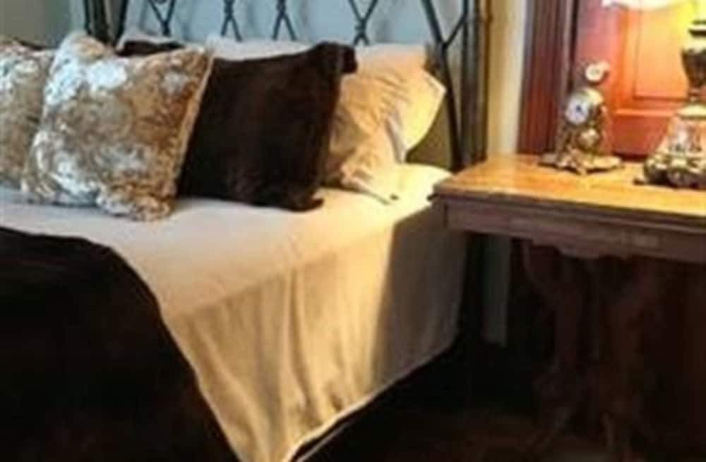 Vineyard Mansion & Carriage House Bed & Breakfast