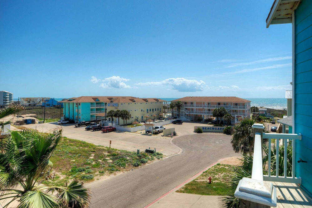 Sleeps 24 2 Homes w/ Beach Boardwalk Access & Deck Views Steps to the Beach