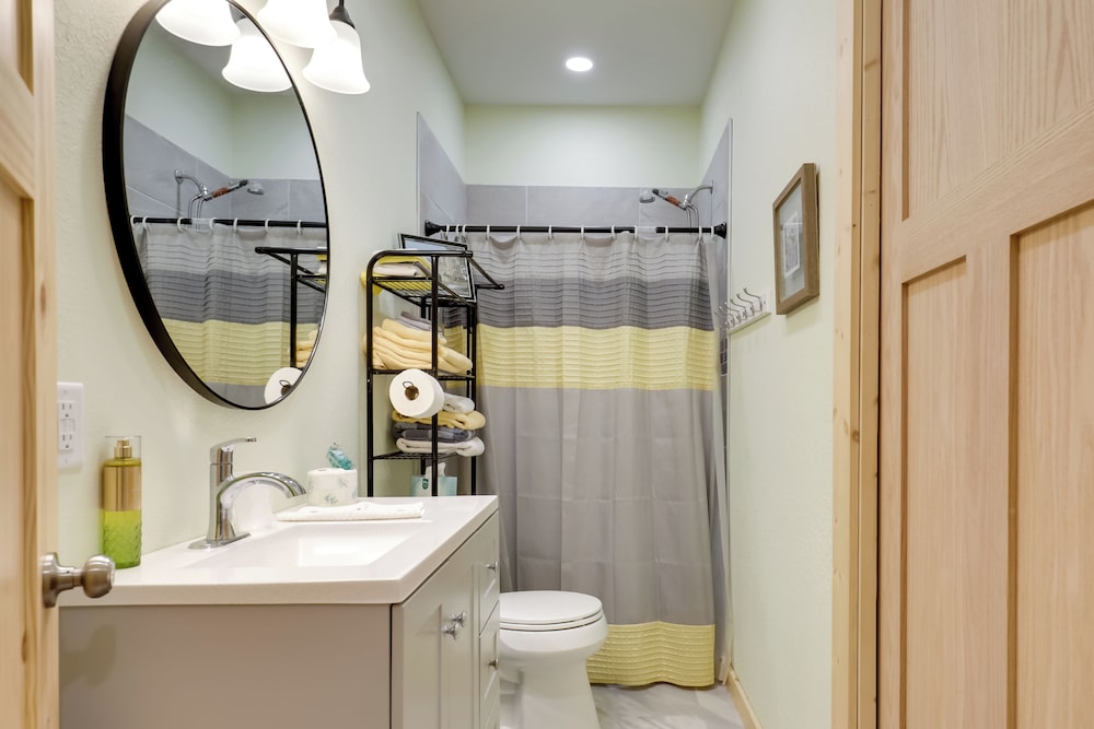 Paddle, Play & Relax: Home w/ Pioneer Lake Access!