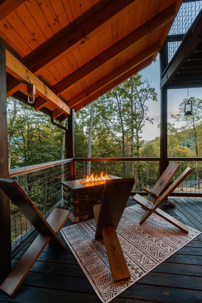 Goodness Gracious 3 Bedroom Cabin by RedAwning - Property Image 9
