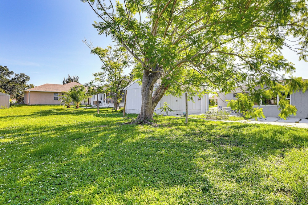 7 Mi to Beach: Cozy Home w/ Yard in Englewood!