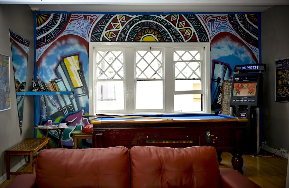 Ritz For Backpackers - Image 4