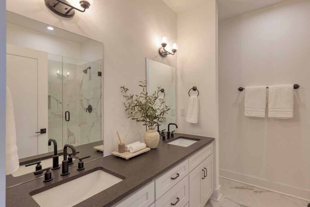 13 Modern Condos Near Downtown Nashville 26 Total Bedrooms, Sleeps 90 The Heights by Avantstay